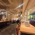 【4名～８名】会社の同僚との飲み会や知人同士の集まりに適したテーブル席。料理やドリンクを並べやすく、複数人での注文もしやすい設計です。会話の流れを妨げないレイアウトで、食事中心の利用や短時間の飲み会にも向いています。日常的な利用にも選ばれています。