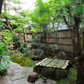 京都の四季を感じられるお庭を眺めながら お料理を落ち楽しみ頂けます。
