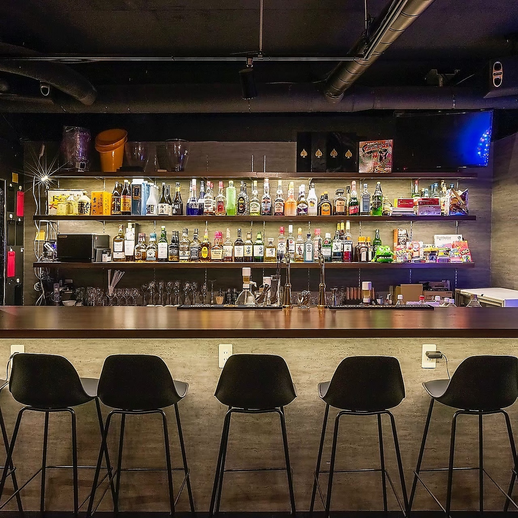 雰囲気抜群のバーカウンターやふかふかのソファー席！シックで落ち着ける空間♪