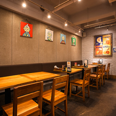 【木の温もりが心地いいテーブル席】木のぬくもりを感じるテーブル席は、落ち着いた雰囲気でほっとできる空間。ひとりでもグループでも、ゆったりとリラックスしながらお食事をお楽しみいただけます。バーガーを頬張りながら、ゆるりとした時間をどうぞ。