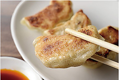 手打ちモチモチ焼き餃子（4個）Grilled Pork & Vegetables Dumplings　（4ｐｃｓ）