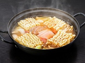 韓国の大衆鍋【プデチゲ(辛/2～3人前)2600円(税込)】ソーセージ、ハム、ラーメンなどを加えて作るコク深い辛さが特徴の鍋。辛さだけでなくしっかり旨みが凝縮されて、スープの最後まで飲み干したくなる一品です♪みんなで汗をかきながら、ハフハフしながら召し上がれ♪