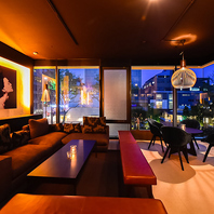 夜景と灯りが彩る上質な空間