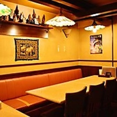 ゆったりと寛げる片側ソファー席は、女子会やデートに大人気。美味しい料理を囲み、リラックスしたひとときを。