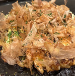 熱々のお好み焼きや鉄板焼きが自慢の当店で、仲間や家族と楽しいひとときをお過ごしください♪