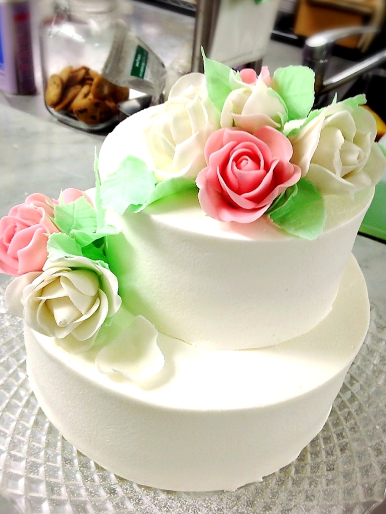 パティシエが、リクエストに合わせたウエディングケーキお作りします！お気軽に問い合わせを。