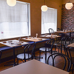 明るく開放的な空間で、遊歩道の緑を眺めながら美味しい料理とお酒を楽しめます。カウンター席やテーブル席を完備し、各種宴会にも対応可能です◎