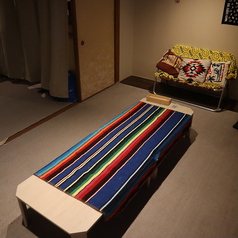 都会の喧騒を忘れさせてくれる、心地よいテキスタイルに囲まれた奥のお座席。 開放的なカウンター席とは対照的に、こちらのコーナーではプライベート感のある落ち着いた時間をお過ごしいただけます。エキゾチックな装飾が醸し出すワクワク感は、スパイス料理のコースを愉しむグループ様のお集まりに最適です。 