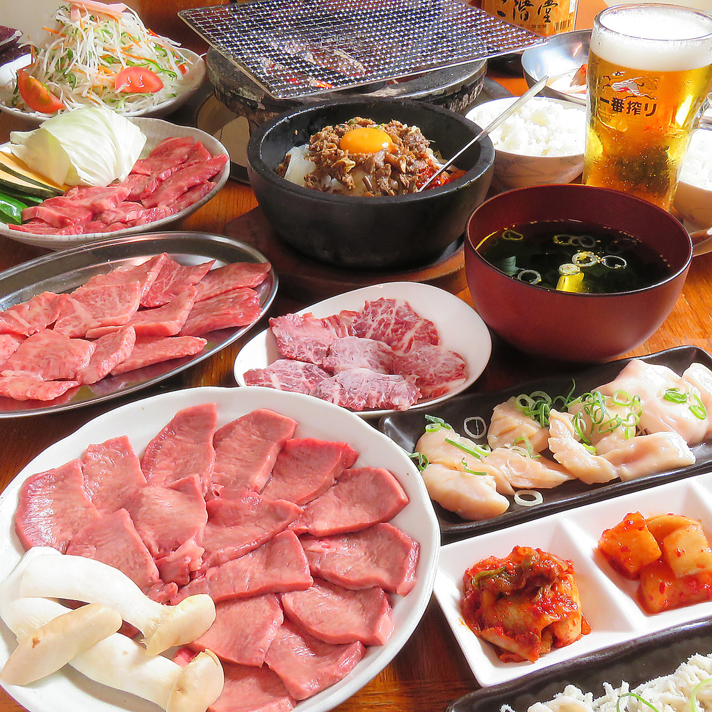 ゆったりくつろげる落ち着いた雰囲気の店内で、老舗のおいしい炭火焼肉をたっぷりお楽しみください♪