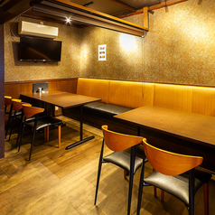 4名掛けのテーブル席もございます。毎日のお食事や女子会など、少人数から幅広い用途でお楽しみいただけます。
