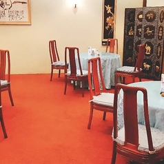 【ホールテーブル席：1～4名様】少人数宴会、ホテルご宿泊時のランチタイムにも◎1～4名様の少人数のご利用も、ゆったりとしたテーブル席へご案内いたします。お集まりの皆様全員が顔を見合わせながら食事が楽しめるのは円卓ならでは。本場の雰囲気と美味しい中華料理が、皆様の会話に華を添えます。