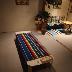 入口のスタイリッシュな雰囲気から、奥のカラフルで居心地の良い団体席まで、お店全体が皆様のプライベート空間に。 名物のパニプリやジャークチキンを囲んで、周りを気にせず賑やかに笑い、語り合うひととき。一歩足を踏み入れた瞬間から、日常を忘れる特別なパーティーが始まります。 