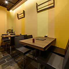 食事を楽しむだけでなく、心を豊かにする場所。落ち着いた色合いのインテリアが、穏やかな雰囲気を醸し出し、訪れる人々をリラックスさせます。友人や家族との絆を深める時間となるでしょう。美味しい料理を囲みながら、心温まる会話が弾む空間で、特別な時間を過ごしてみませんか☆