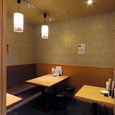 大人が静かにお酒と料理を愉しめる、2名掛けテーブルを3卓のみご用意した「隠れ家」のような空間。お二人での語らいや、自分へのご褒美に。限定3卓だからこそ行き届く、丁寧なサービスとお料理でおもてなしいたします。