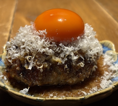 鉄板焼きを使った創作料理を,お客様のお口に合うように多数ご用意！お酒との相性も◎