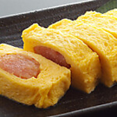 ふわふわでジューシーな特製だし巻き卵の中に、やまやの「からし明太子」を贅沢に丸ごと包み込んだ大人気メニュー！一口食べれば、お出汁の優しい旨みと明太子のピリッとした辛み、プチプチ食感が絶妙に絡み合います。お酒のおつまみにはもちろん、誰もが笑顔になる宴会に欠かせない逸品です。