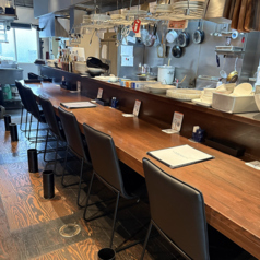 開放的なオープンキッチンの目の前に、カウンター席が６つあり。お一人様のご来店の方もお気軽にお立ち寄りいただいております。