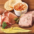 料理メニュー写真&nbsp;生ハムとイベリコ豚シャルキュトリー3種盛り合わせ