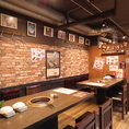 温かみのあるレンガの壁と落ち着いた照明が印象的な空間。友人や家族との集まりに最適です。リラックスした雰囲気の中で美味しい料理を楽しむひとときをお過ごしください。