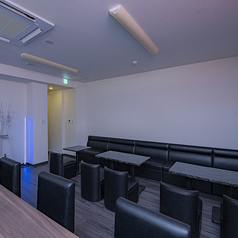 ゆったりくつろげるソファー席をご用意しています。宴会や飲み会、女子会、様々なイベントに最適です。箱貸しも可能なので、お気軽にご相談ください。豊富なお酒の種類も取り揃えており、楽しいひとときを演出します。皆様のご来店をお待ちしております！