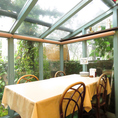 《テラス席》屋内でもテラス席の開放感を味わえます。植物に囲まれたサンルーム風の空間となっております。