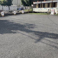 駐車スペース店舗前に4台