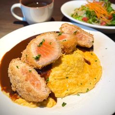 サーモンレアカツ＆メンチカツふわとろオムハヤシ