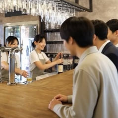 【立ち飲みカウンターでサク飲み♪】女性お一人でも気軽に来店頂けるようなアットホームな空間も自慢のひとつ♪お仕事帰りや、今日は一杯飲みたい！なんて方にもおすすめです◎