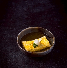 出汁に浮かぶだし巻き玉子