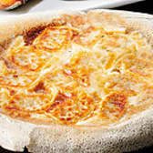 パリッと香ばしい大きな羽根が目を引く、本場博多スタイルのひとくち餃子です！旨みがギュッと詰まったジューシーな餡を、薄皮で包んでカリッと焼き上げました。パクパク食べられる絶妙なサイズ感で、お酒のおつまみに大人気。熱々の鉄板から溢れる肉汁と、キンキンに冷えた生ビールとの相性は抜群です！