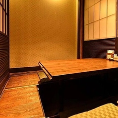【完全個室の掘りごたつ席：4名様まで】少人数でのお食事や宴会におすすめのお席◎少人数向けの完全個室。落ち着いた雰囲気の掘りごたつ席で、足を伸ばしてゆったりとお過ごしいただけます。周囲を気にせず会話を楽しめるため、ご家族でのお食事や大切な方をお迎えする接待や会食の場としてもおすすめです。
