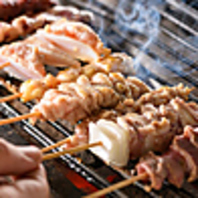 炭火で焼き上げる“手ごねつくね”と串焼き
