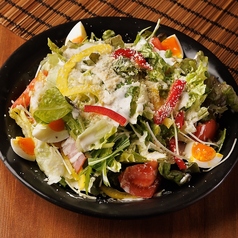 温泉玉子とカリカリベーコンのシーザーサラダ