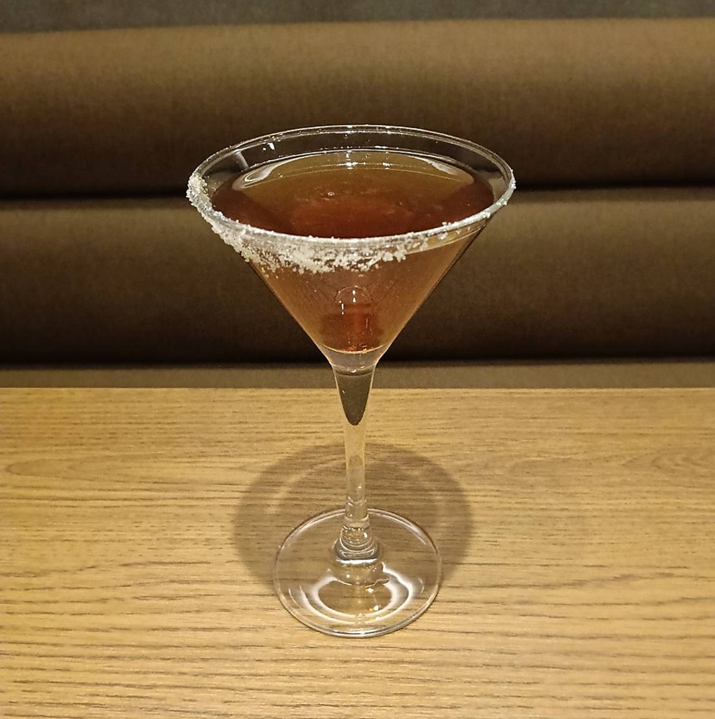 コーラを用いたショートカクテルで度数はやや強めです。まわりは三温糖がついています。