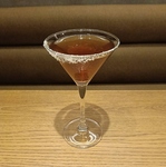 コーラを用いたショートカクテルで度数はやや強めです。まわりは三温糖がついています。