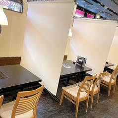 こちらは宴会時にお席を追加でご用意し、最大50名様までご利用いただけるテーブル席です。人数や用途に合わせてレイアウト変更も可能ですので、お気軽にご相談ください。