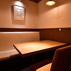8名様までご利用いただける完全個室もご用意。周りを気にせずゆったりと過ごせるプライベート感が魅力で、会食や接待などにも最適の空間です。