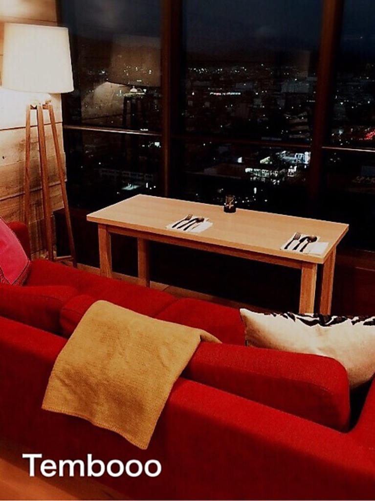 夜景が見える窓際席は予約必須！静岡市内の街を一望できます。