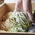 【毎朝手作り！モチモチ生麺】焙煎全粒粉やセモリナ粉などを中心に6種類の粉と卵の絶妙な配合。加水を極力少なくすることで生まれる、モチっとした食感と確かな弾力をお楽しみください。