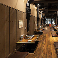 【2階フロア】2人掛けテーブル4卓。座敷タイプの掘りごたつ席。カップルでのご利用もおススメです。