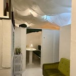 天井には、ふわふわのカーテンがここにしかない雰囲気を感じさせます