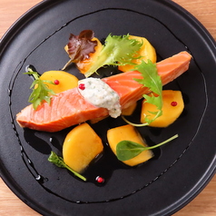 厚切りスモークサーモンのコンフィ　柿を添えて