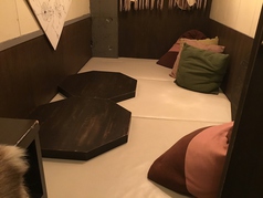 プライベート空間を大事にできるゆったり個室♪靴を脱いでゆったり、マットタイプの個室です。