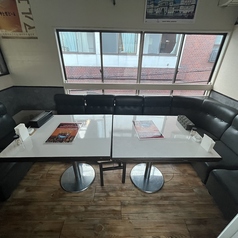 2階には10名席の個室席が2つございます。ソファー席となっているので、ゆったりとお過ごしいただけます♪