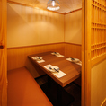 少人数様向けの個室席。ゆったり落ち着いた雰囲気の中ゆったりとご宴会をお楽しみいただけます。普段使いやデート、ちょっとした飲み会など、少人数でのご宴会に最適な個室空間となっております。