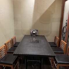 プライベートにご利用いただける10名様用の個室をご用意しております。周りを気にせずゆったりお過ごしいただける空間で、会食や接待、各種ご宴会にも最適です。ご利用人数や空き状況につきましては、お気軽にお問い合わせください。