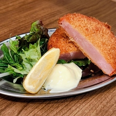 【スタミナ満点】鉄板ホルモン焼き＆懐かしの厚切りハムカツの写真