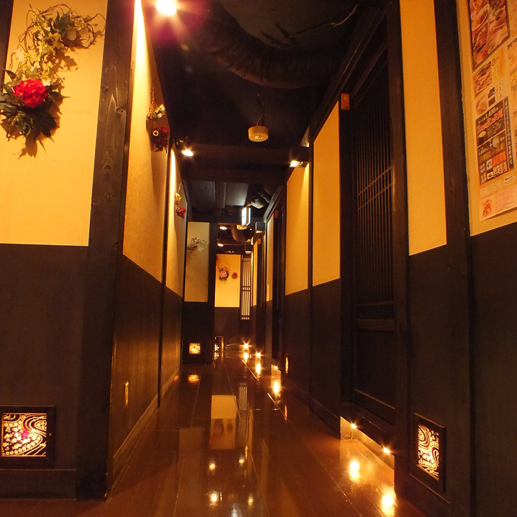 宇都宮駅東口より徒歩1分☆扉を開けると灯籠の明かりに彩られた癒し空間が広がります。