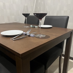 大切な人と、記憶に残るひとときを。落ち着きあるテーブル席は、記念日や特別な夜を彩るプライベート空間。2名様～8名様