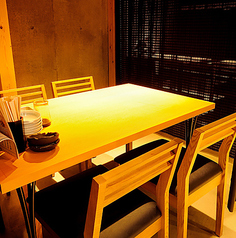 仕切りができるテーブル席は最大20名様までご利用可能！お客様の人数によってテーブルをお繋ぎする事も可能です。